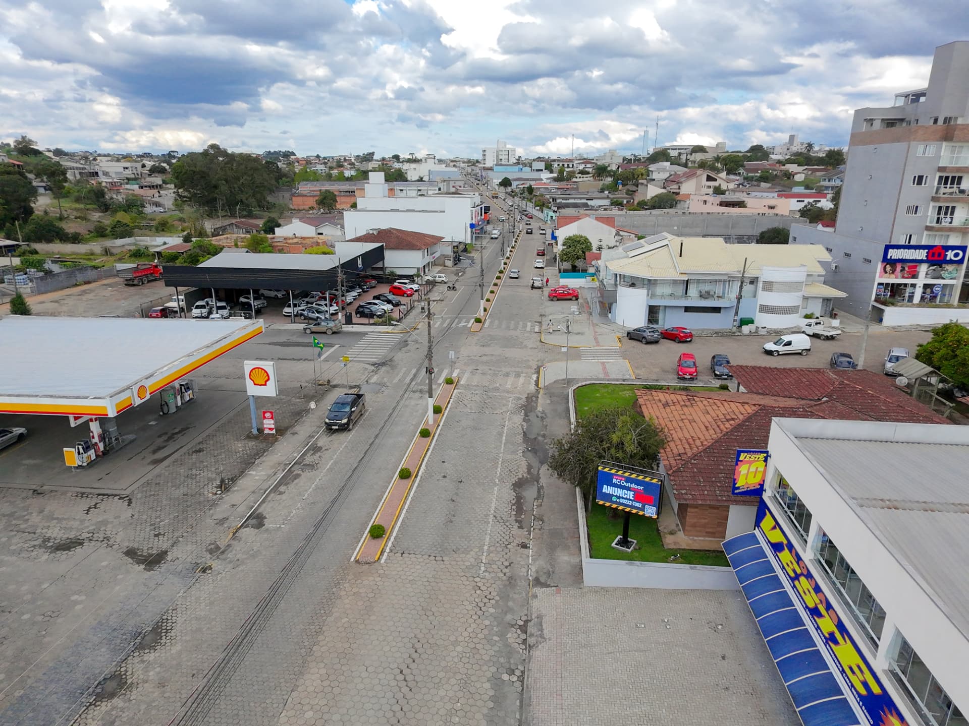 Vista aérea da avenida e do painel de LED em Papanduva